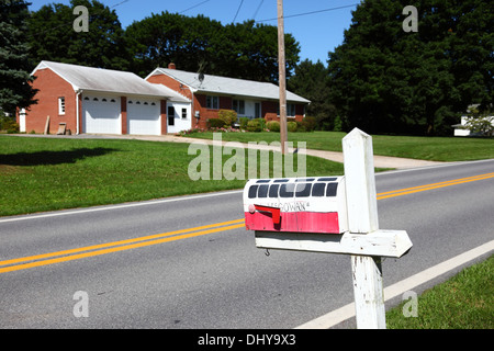 Lackierter hölzerner Briefkasten im Design eines Busses/Reisebusses in einem Wohnvorort in der Nähe von Westminster, Carroll County, Maryland, USA Stockfoto