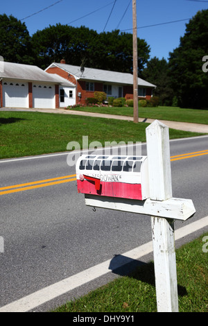 Lackierter hölzerner Briefkasten im Design eines Busses/Reisebusses in einem Wohnvorort in der Nähe von Westminster, Carroll County, Maryland, USA Stockfoto