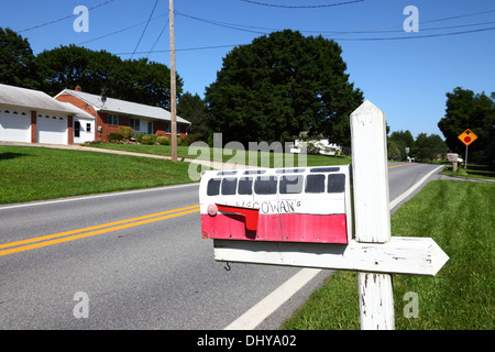 Lackierter hölzerner Briefkasten im Design eines Busses/Reisebusses in einem Wohnvorort in der Nähe von Westminster, Carroll County, Maryland, USA Stockfoto