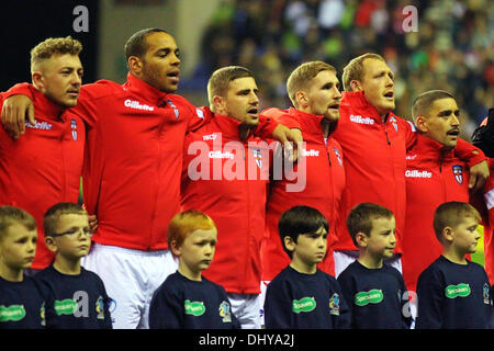 Wigan, England. 16. November 2013. Die englische Nationalmannschaft singen die Nationalhymne vor der Rugby League World Cup Quartal Finale zwischen England und Frankreich aus der DW-Stadion. Bildnachweis: Aktion Plus Sport/Alamy Live-Nachrichten Stockfoto