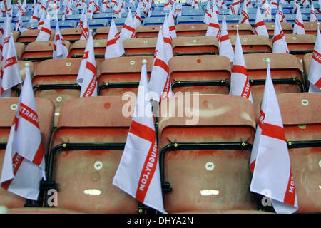 Wigan, England. 16. November 2013. Flaggen werden auf den sitzen vor der Rugby League World Cup Quartal Finale zwischen England und Frankreich von der DW-Stadion gelegt. Bildnachweis: Aktion Plus Sport/Alamy Live-Nachrichten Stockfoto