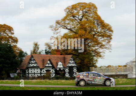 Wrexham, Wales. 16. November 2013. Thierry Neuville und Nicolas Gilsoul von Belgien (BEL) fahren ihre Katar WORLD RALLY TEAM Ford Fiesta RS WRC auf der Bühne Chirk (SS15) bei Tag 3 der Wales-Rallye Großbritannien, die letzte Runde der 2013 FIA Rallye WM. Bildnachweis: Aktion Plus Sport/Alamy Live-Nachrichten Stockfoto