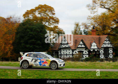 Wrexham, Wales. 16. November 2013. Sebastien Ogier und Julien Ingrassia von Frankreich (FRA) fahren ihre VOLKSWAGEN MOTORSPORT Volkswagen Polo R WRC auf der Bühne Chirk (SS15) bei Tag 3 der Wales-Rallye Großbritannien, die letzte Runde der 2013 FIA Rallye WM. Bildnachweis: Aktion Plus Sport/Alamy Live-Nachrichten Stockfoto