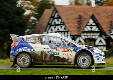 Wrexham, Wales. 16. November 2013. Michal Solowow von Polen (POL) und Chris Patterson von Großbritannien (GBR) fahren ihre Katar M-SPORT WORLD RALLY TEAM Ford Fiesta RS WRC auf der Bühne Chirk (SS15) bei Tag 3 der Wales-Rallye Großbritannien, die letzte Runde der 2013 FIA Rallye WM. Bildnachweis: Aktion Plus Sport/Alamy Live-Nachrichten Stockfoto