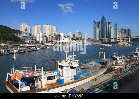 Südkorea, Busan, Skyline, Hafen, Fischerboote, Stockfoto