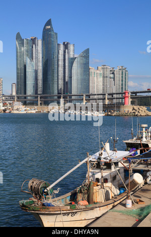 Südkorea, Busan, Skyline, Hafen, Fischerboote, Stockfoto