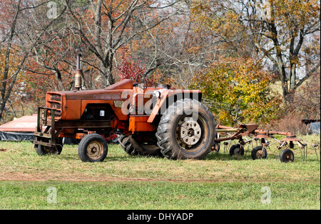 Vintage alte Ackerschlepper mit Rechen. Stockfoto