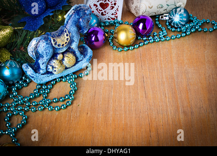 Weihnachten-Komposition mit dem Schaukelpferd. Pferd - ein Symbol der neuen 2014 Stockfoto