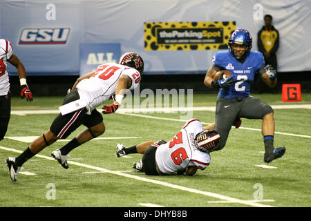 Atlanta, Georgia, USA. 16. November 2013. 16. November 2013: The Louisiana-Lafayette Raging Cajuns (7-2) reiste im Georgia Dome in Atlanta, GA zu übernehmen, die Georgia State Panthers (0-9) in einem Sun Belt Conference Matchup. Louisiana-Lafayette-LB Zach Bourque (36) und S Will Burrowes (20) senken Georgia State WR Albert Wilson (2). Louisiana-Lafayette gewann das Spiel 35-21. Bildnachweis: Csm/Alamy Live-Nachrichten Stockfoto