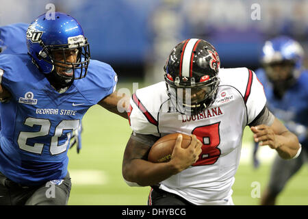 Atlanta, Georgia, USA. 16. November 2013. 16. November 2013: The Louisiana-Lafayette Raging Cajuns (7-2) reiste im Georgia Dome in Atlanta, GA zu übernehmen, die Georgia State Panthers (0-9) in einem Sun Belt Conference Matchup. Georgia State S LaDarion Young (20) zieht von hinten nach unten Louisiana-Lafayette QB Terrance Broadway (8). Louisiana-Lafayette gewann das Spiel 35-21. Bildnachweis: Csm/Alamy Live-Nachrichten Stockfoto