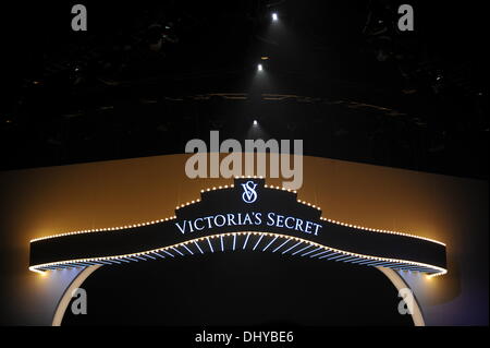 NEW YORK, NY - 13 NOVEMBER: Eine Gesamtansicht der Atmosphäre auf der 2013 Victorias Secret Fashion Show in Lexington Avenue Armory am 13. November 2013 in New York City. Stockfoto