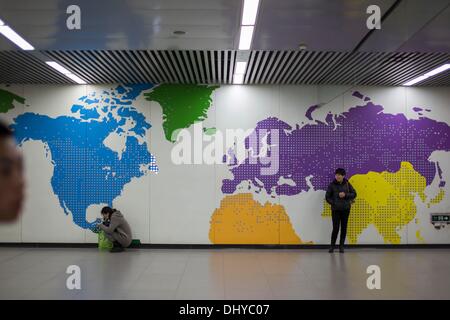 Peking, China. 14. November 2013. Kunst-Werbung in u-Bahn, Beijing, China. © Jiwei Han/ZUMA Wire/ZUMAPRESS.com/Alamy Live-Nachrichten Stockfoto