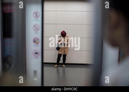 Peking, China. 14. November 2013. Frau am Handy in der u-Bahn, Beijing, China. © Jiwei Han/ZUMA Wire/ZUMAPRESS.com/Alamy Live-Nachrichten Stockfoto