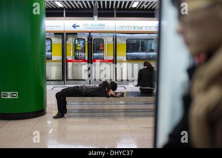 Peking, China. 14. November 2013. in der u-Bahn, Beijing, China. © Jiwei Han/ZUMA Wire/ZUMAPRESS.com/Alamy Live-Nachrichten Stockfoto