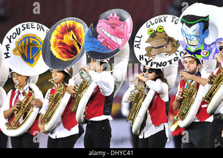 Los Angeles, CA, USA. 16. November 2013. Die Stanford Band führt vor dem NCAA Football-Spiel zwischen der Stanford Cardinal und die USC Trojans am Kolosseum in Los Angeles, California.Louis Lopez/CSM/Alamy Live News Stockfoto