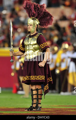 Los Angeles, CA, USA. 16. November 2013. Die USC Trojans Maskottchen Tommy Trojan führt vor dem NCAA Football-Spiel zwischen der Stanford Cardinal und die USC Trojans am Kolosseum in Los Angeles, California.Louis Lopez/CSM/Alamy Live News Stockfoto