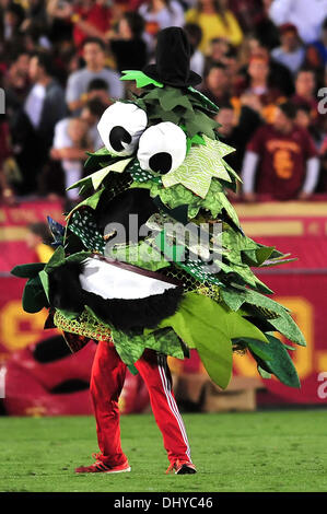 Los Angeles, CA, USA. 16. November 2013. Die Stanford Baum führt vor dem NCAA Football-Spiel zwischen der Stanford Cardinal und die USC Trojans am Kolosseum in Los Angeles, California.Louis Lopez/CSM/Alamy Live News Stockfoto