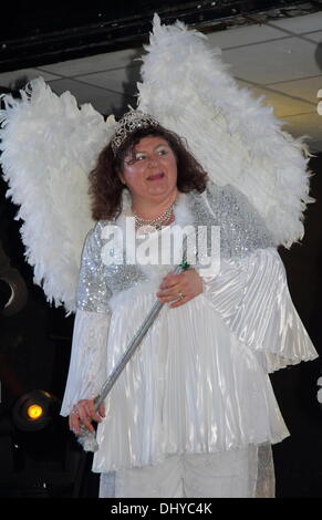 Derby, Großbritannien. November 2013. Cheryl Fergison, gekleidet als ihre Pantomime-Figur ‘Spirit of the Beans’ auf der Bühne des Capital FM Christmas Lights Switch-On im Stadtzentrum von Derby in Zusammenarbeit mit Derby Live. Cheryl Fergison ist in Jack and the Beanstalk in den Versammlungsräumen von Derby, 4. Dezember – 5. Januar, mit dem Schauspieler George Telfer in der Hauptrolle. Stockfoto