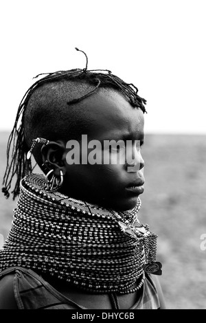 Porträt eines Mädchens in traditioneller Kleidung in einem abgelegenen Turkana-Dorf in der Nähe von Loiyangalani, Lake Turkana, Kenia Turkana. Stockfoto