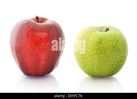 Frische rote und grüne Äpfel auf einem weißen Hintergrund isoliert Stockfoto