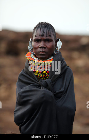 Eine verheiratete Turkana junge Frau in traditioneller Kleidung in einem abgelegenen Turkana-Stamm-Dorf in der Nähe von Loiyangalani, Lake Turkana, Kenia. Stockfoto