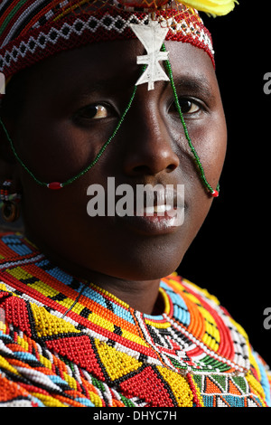 Eine verheiratete Samburu junge Frau in traditioneller Kleidung in einem abgelegenen Samburu Stammes-Dorf in der Nähe von South Horr, Kenia. Stockfoto