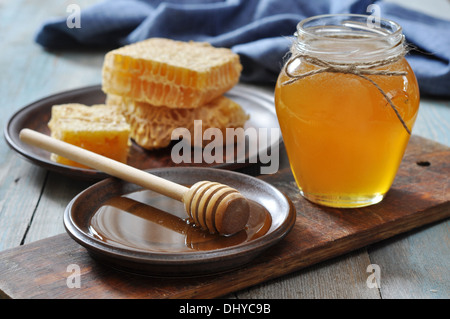 Honig im Glas mit Waben auf Vintage Holz-Hintergrund Stockfoto