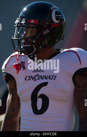 Piscataway, New Jersey, USA. 16. November 2013. 16. November 2013: Cincinnati Bearcats Wide Receiver Anthony McClung (6) blickt auf eine während des Spiels zwischen Cincinnati Bearcats und Rutgers Scarlet Knights im Höhepunkt-Lösungen-Stadion in Piscataway, New Jersey. Die Cincinnati Bearcats besiegen The Rutgers Scarlet Knights 52-17. Bildnachweis: Csm/Alamy Live-Nachrichten Stockfoto