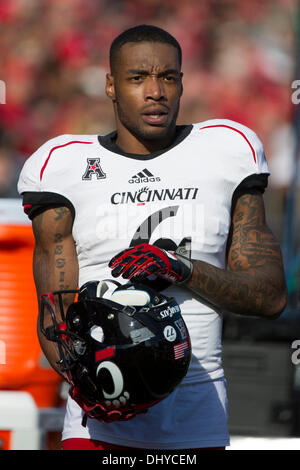 Piscataway, New Jersey, USA. 16. November 2013. 16. November 2013: Cincinnati Bearcats Wide Receiver Anthony McClung (6) hält seinen Helm während des Spiels zwischen Cincinnati Bearcats und Rutgers Scarlet Knights im Höhepunkt-Lösungen-Stadion in Piscataway, New Jersey. Die Cincinnati Bearcats besiegen The Rutgers Scarlet Knights 52-17. Bildnachweis: Csm/Alamy Live-Nachrichten Stockfoto