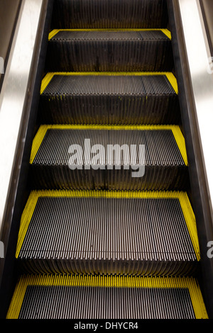Rolltreppe in u-Bahnstation Stockfoto