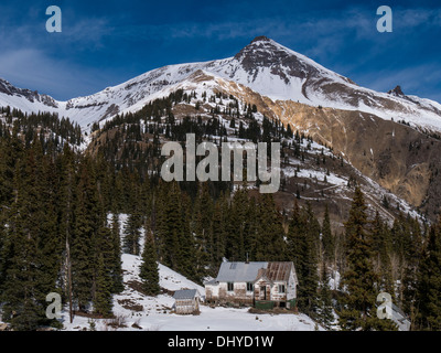 Idarado Mine Website, Winter, U.S. 550, Million Dollar Highway zwischen Ouray und Silverton, Colorado. Stockfoto