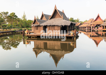 Alten Thai-Haus am Fluss zu reflektieren Stockfoto