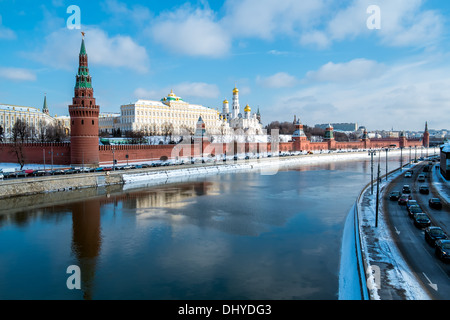 Blick auf den Kreml vom Ufer des Flusses Moskwa in Moskau, Russland. Stockfoto