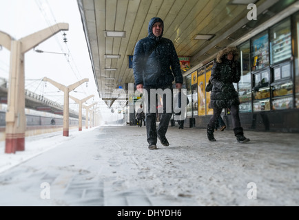 Moskau - ca. März 2013: Passagiere im Leningradsky Bahnhof ca. 2013. Mit einer Bevölkerung von mehr als 11 Millionen Menschen ist eine der größten Städte der Welt und ein beliebtes Touristenziel. Stockfoto