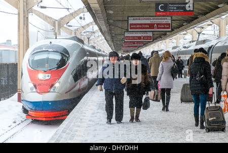 Moskau - ca. März 2013: Passagiere im Leningradsky Bahnhof ca. 2013. Mit einer Bevölkerung von mehr als 11 Millionen Menschen ist eine der größten Städte der Welt und ein beliebtes Touristenziel. Stockfoto