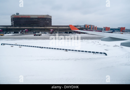 Moskau - ca. März 2013: Flugzeug Landung im Flughafen Scheremetjewo in Moskau ca. 2013. Dies ist ein bedeutender Knotenpunkt mit mehr als 26 Millionen Passagieren im Jahr 2012. Stockfoto