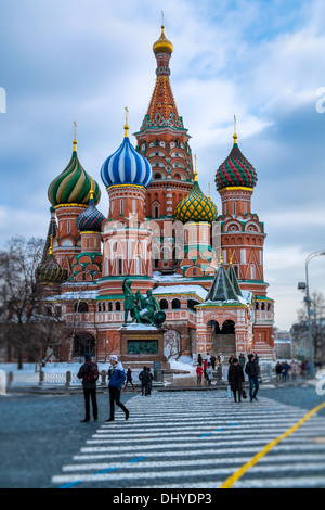 Moskau - ca. März 2013: Ansicht der Basilius Kathedrale in Moskau, ca. 2013. Mit einer Bevölkerung von mehr als 11 Millionen Menschen ist eine der größten Städte der Welt und ein beliebtes Touristenziel. Stockfoto