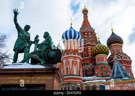 Blick auf die Sculture am Eingang der berühmten St. Basil's-Kathedrale in Moskau Stockfoto