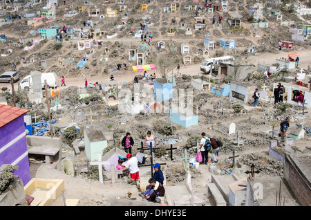 Allerheiligen auf dem Friedhof von Villa Maria del Triunfo. Lima Peru. Stockfoto