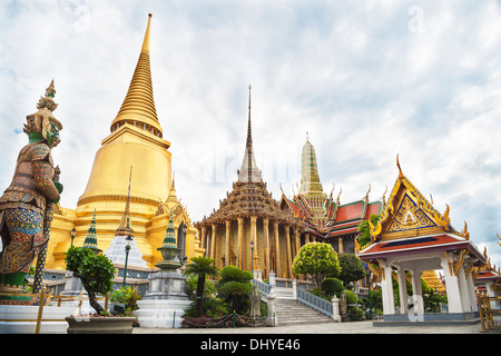 Goldene Pagode Wat Phra Kaew Thailands mit grüner Riese Stockfoto