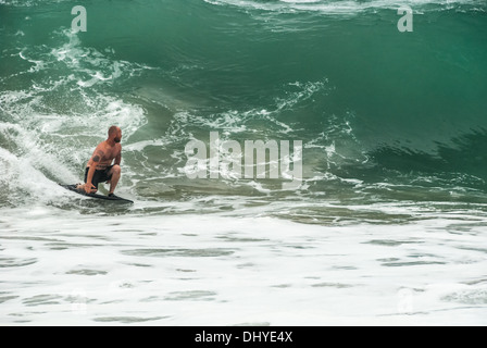 Kniender Bodyboarder navigiert am Wedge in Newport Beach (Orange County), Kalifornien, eine riesige, gläserne Küstenwelle. (USA) Stockfoto