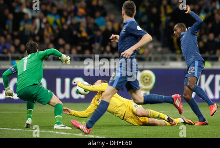 Kiew, Ukraine. 15. November 2013. Der französische Spieler Eric Abidal (R) Kämpfe um den Ball mit Roman Zozulya (L) der Ukraine während der WM 2014 Qualifikation entsprechen Ukraine Vs Frankreich in Kiew, Ukraine, 15. November 2013 © Action Plus Sport/Alamy Live News Stockfoto