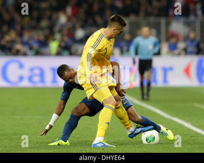 Kiew, Ukraine. 15. November 2013. Der französische Spieler Patrice Evra (R) und Jewhen Khacheridi (L) der Ukraine während der WM 2014 Qualifikation entsprechen Ukraine Vs Frankreich in Kiew, Ukraine, 15. November 2013 © Action Plus Sport/Alamy Live News Stockfoto