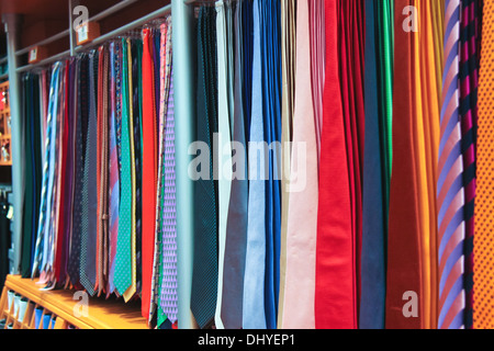 Große Auswahl an Krawatten in den Verkauf Stockfoto