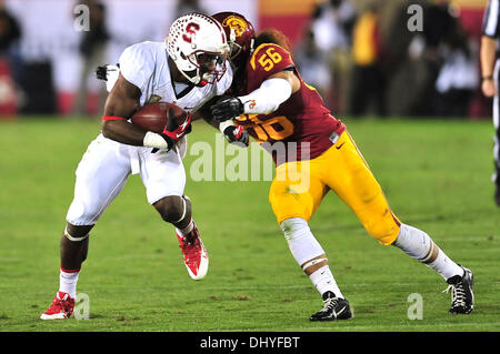 Los Angeles, CA, USA. 16. November 2013. Stanford Cardinal Wide Receiver Ty Montgomery #7 fängt den Pass und wird durch die USC Trojans Linebacker Anthony Sarao #56 und USC Trojans Sicherheit Demetrius Wright #24 im dritten Quartal in Aktion während der NCAA Football-Spiel zwischen der Stanford Cardinal und die USC Trojans am Kolosseum in Los Angeles, California.The USC Trojans Angriff besiegen die Stanford Cardinal 20-17.Louis Lopez/CSM/Alamy Live News Stockfoto