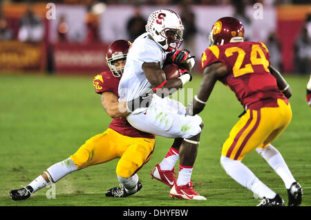 Los Angeles, CA, USA. 16. November 2013. Stanford Cardinal Wide Receiver Ty Montgomery #7 fängt den Pass und wird durch die USC Trojans Linebacker Anthony Sarao #56 und USC Trojans Sicherheit Demetrius Wright #24 im dritten Quartal in Aktion während der NCAA Football-Spiel zwischen der Stanford Cardinal und die USC Trojans am Kolosseum in Los Angeles, California.The USC Trojans Angriff besiegen die Stanford Cardinal 20-17.Louis Lopez/CSM/Alamy Live News Stockfoto
