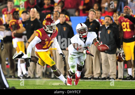 Los Angeles, CA, USA. 16. November 2013. Stanford Cardinal Wide Receiver Ty Montgomery #7 verfehlt den Ball im dritten Quartal in Aktion während der NCAA Football-Spiel zwischen der Stanford Cardinal und die USC Trojans am Kolosseum in Los Angeles, California.The USC Trojans besiegen die Stanford Cardinal 20-17.Louis Lopez/CSM/Alamy Live News Stockfoto