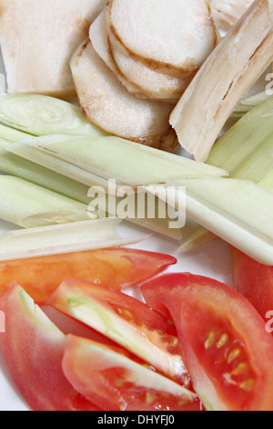 Das Gemüse mischen Sie in das Bild und Zitronengras, Galanga Öl, Tomaten haben. Stockfoto