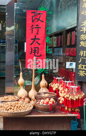 In der Laojie, Old Street touristische Fußgängerzone in Huangshan, China Shops anzeigen Stockfoto