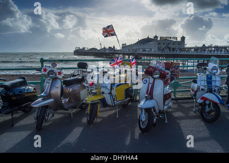 Lambetta Motorroller Parken direkt am Meer, mit dem Palace Pier im Hintergrund.   Brighton, East Sussex, England UK Stockfoto